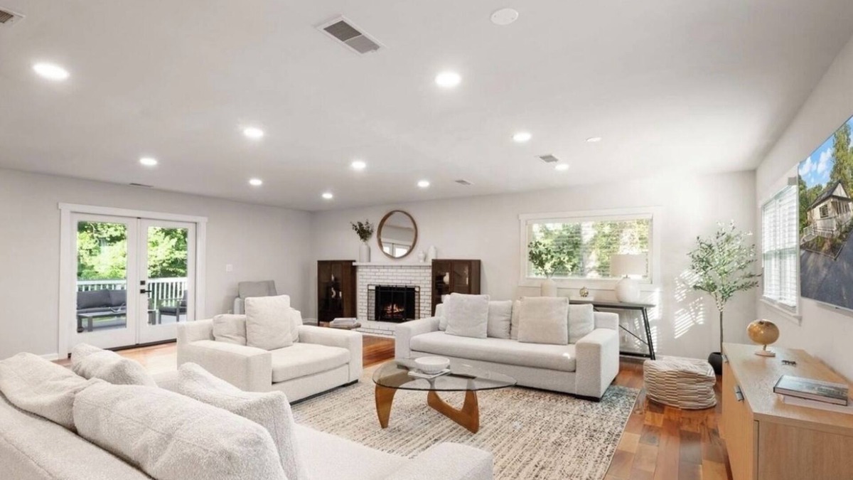 Annandale House | Love at first stay! Luxury 4 bed 4 bath near DC! Clean with EV charger! Family!