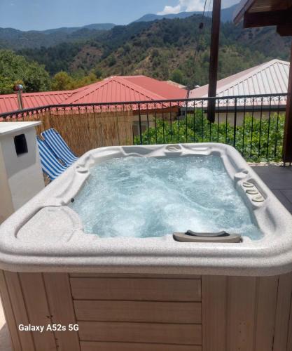 Treis Elies House | Love Holiday Suite 1