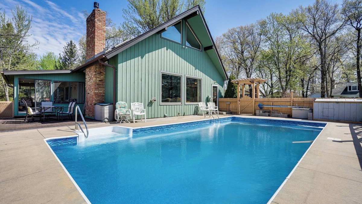 New Richmond House | 'Love Lake Retreat’ w/Hot Tub in New Richmond!