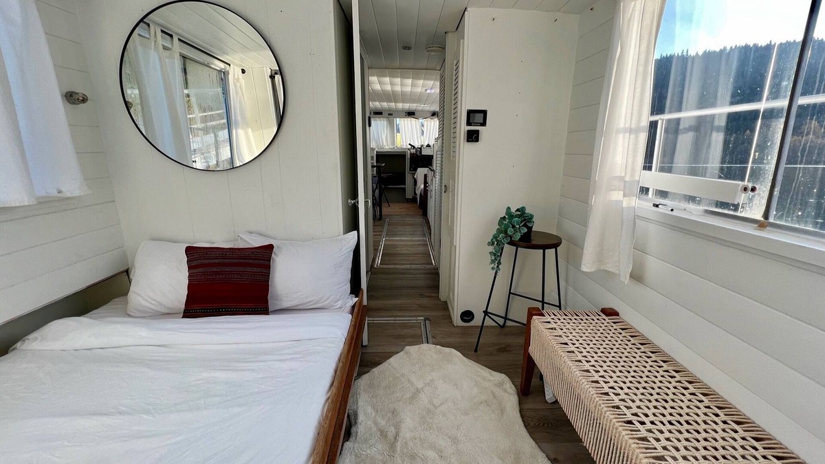Port Moody Boat Rental | Love nest afloat: your floating oasis