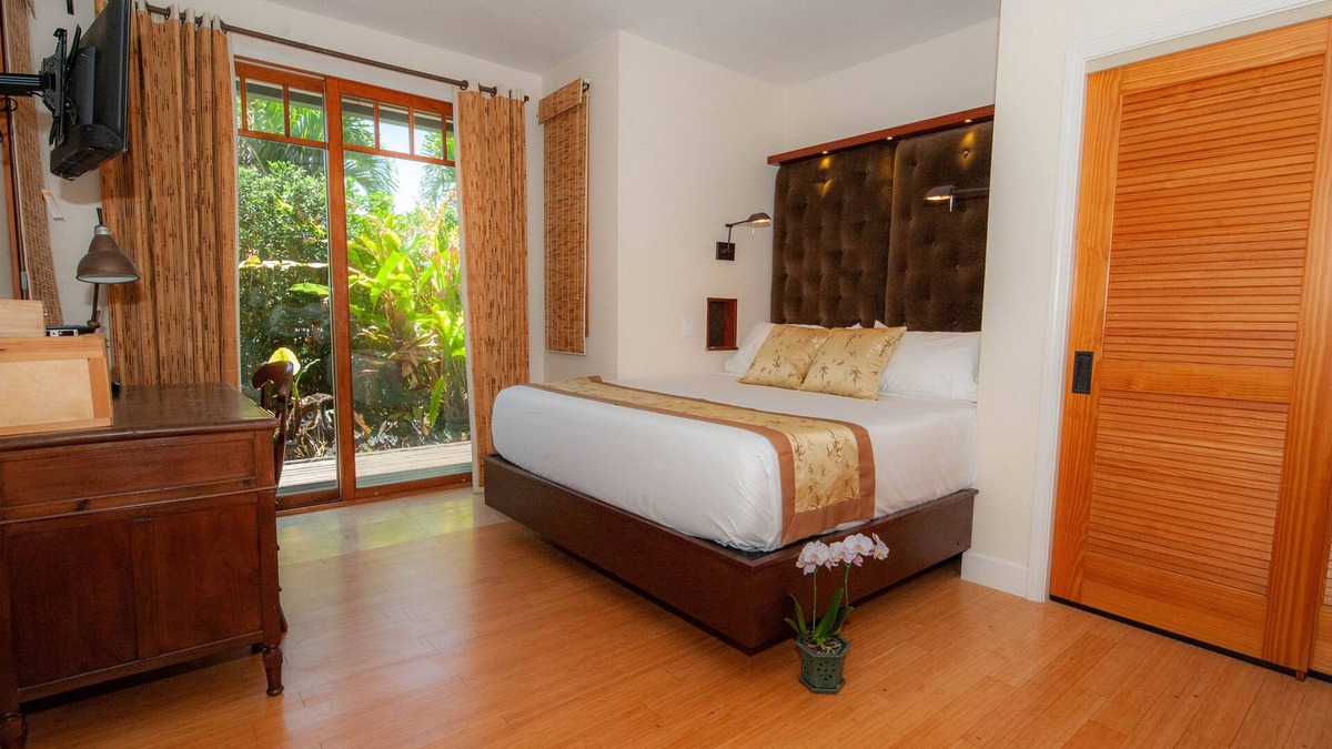 Bayview Condo | Love Nest - Luxury Studio in tropical gardens with koi ponds, waterfalls