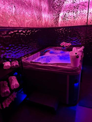 Voluntari Apartment | Love Room Secret-private jacuzzi spa & cinéma Bucuresti