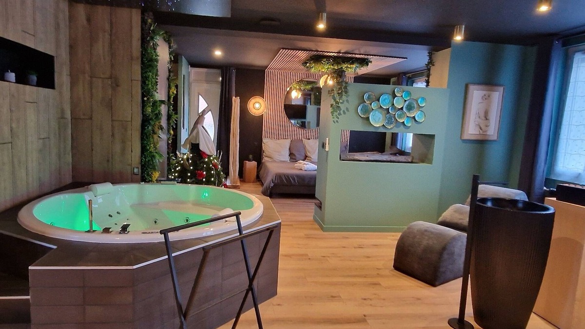 Le Coudray Bed & Breakfast | Love room 🥰 with steam room, sauna, whirlpool bath, sensory shower in your room