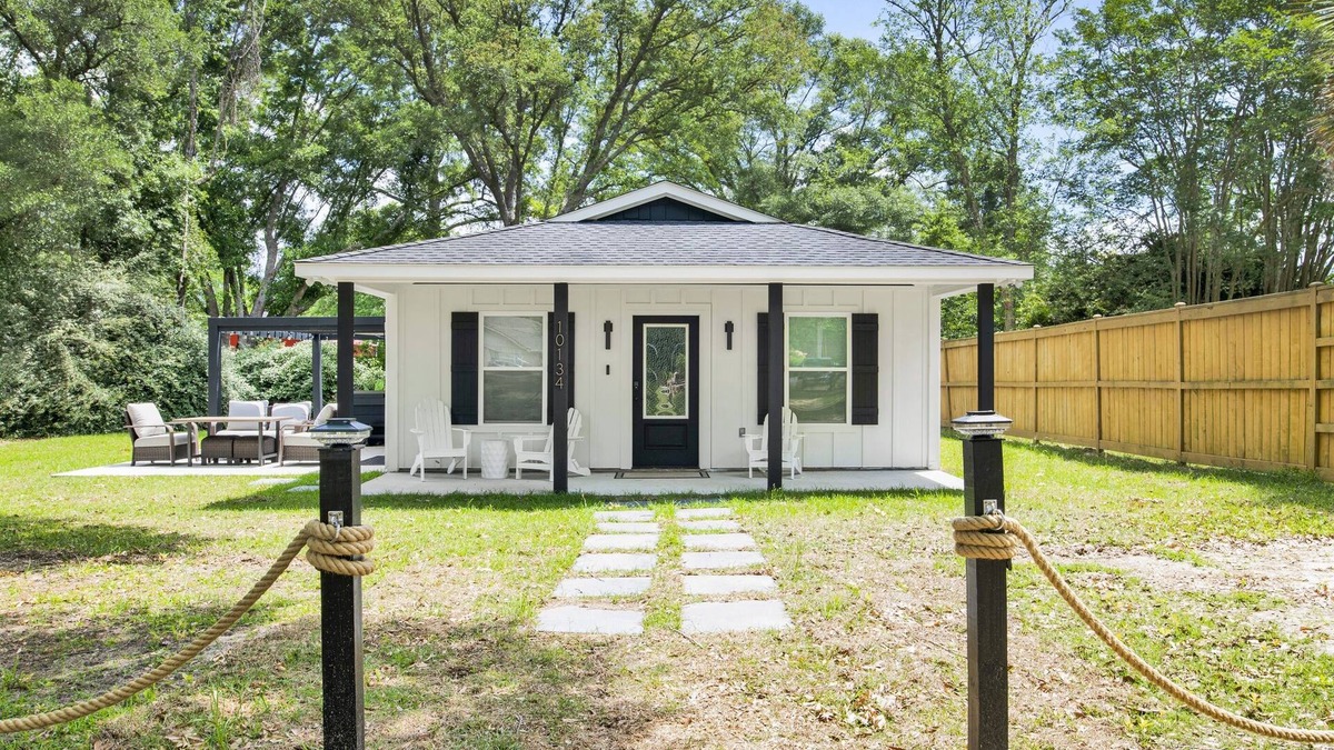 Foley House | Love Shack in Foley/Hot Tub/Modern Cozy