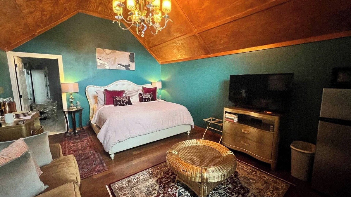 Kennard Cottage | LOVE SHACK! NEW HOT TUB, SOAKER TUB, KING BED, PINE TREES, EAST TEXAS STAY