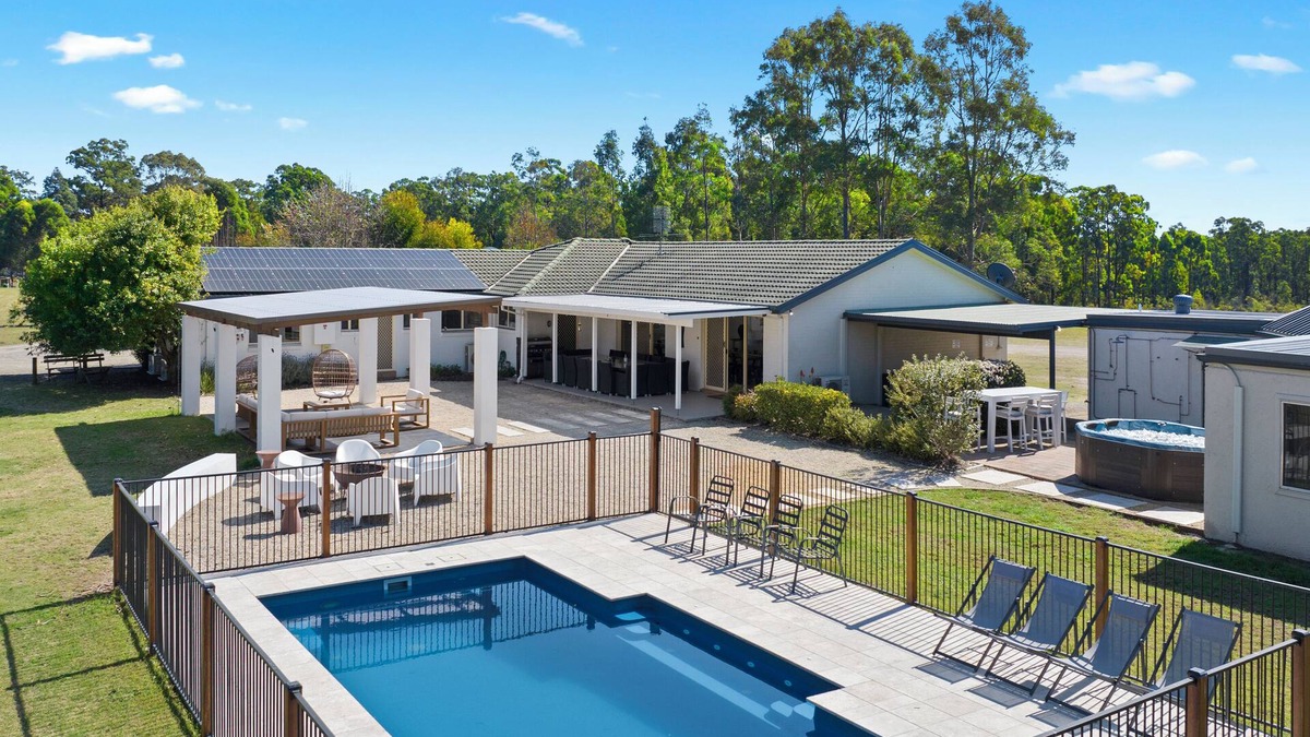 Lovedale House | Lovedale Lodge up to 40 guests|10 bedroom|acres| heated pool &spa and games shed