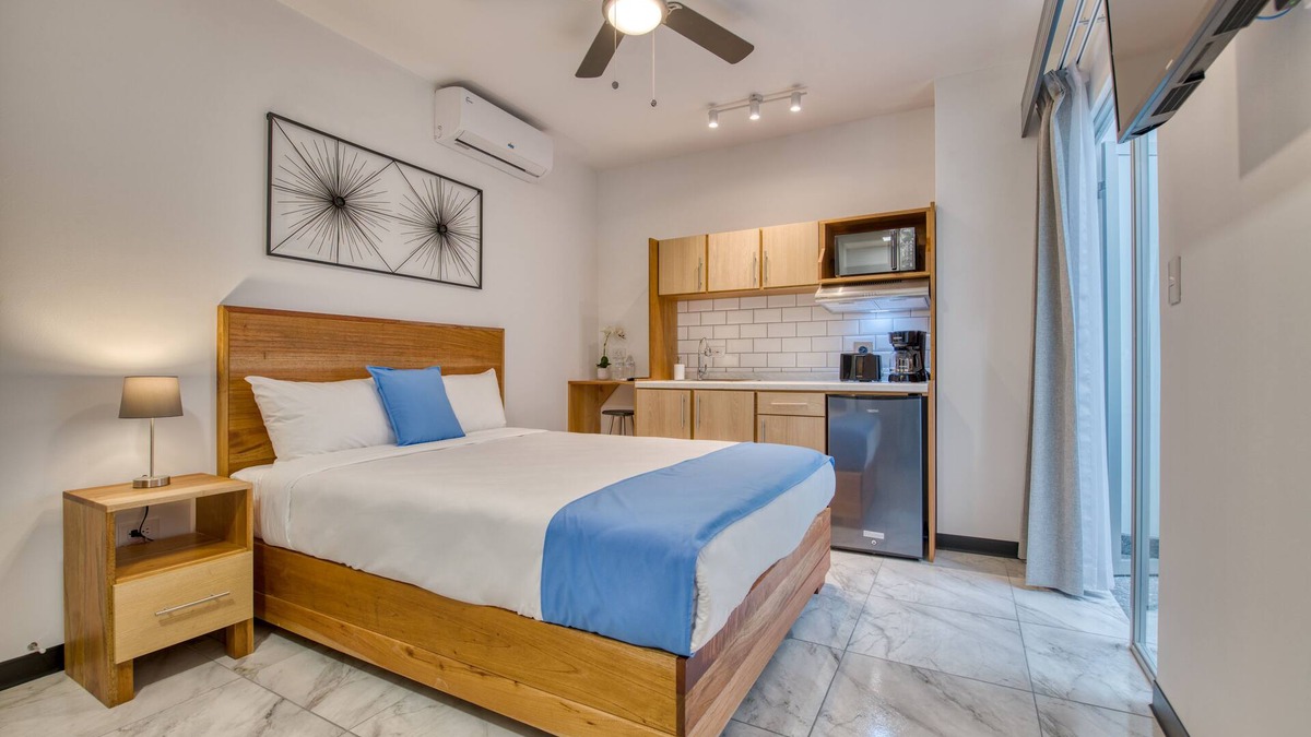 Dolorosa Apartment | Lovely 1-Bed/1Ba apartment with Patio in Downtown!