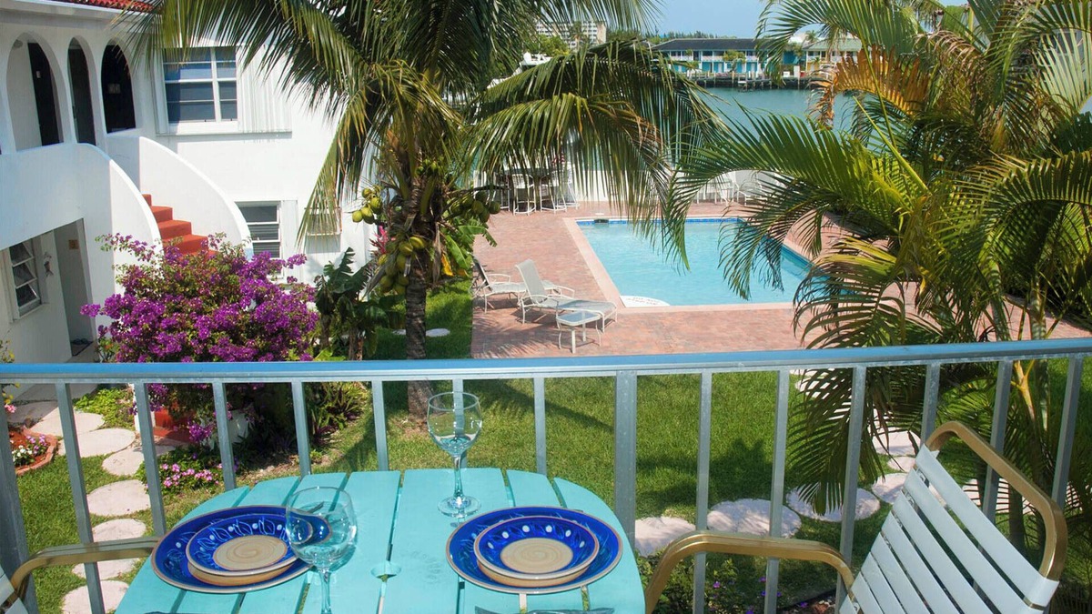 Lucaya Apartment | Lovely 1-bed waterfront apartment very close to shops beaches and all amenities