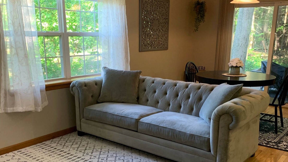 Westmere Apartment | Lovely 1-bedroom apartment with patio/deck.