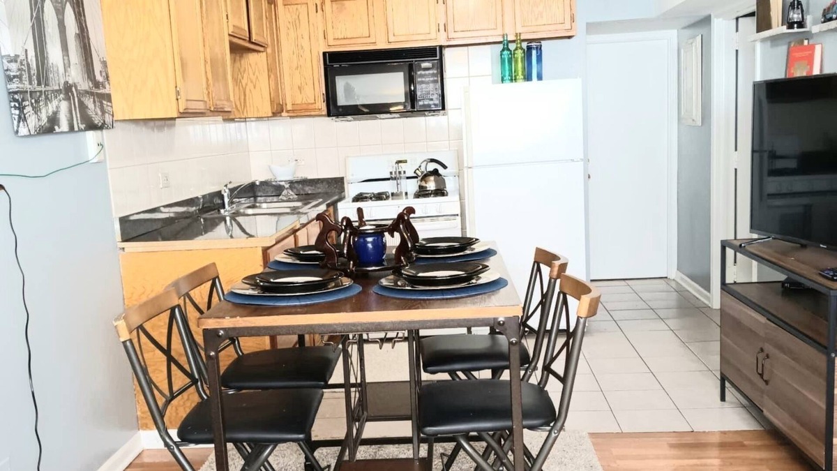 Summit Apartment | Lovely 1- Bedroom Apartment In Chicago Midway!