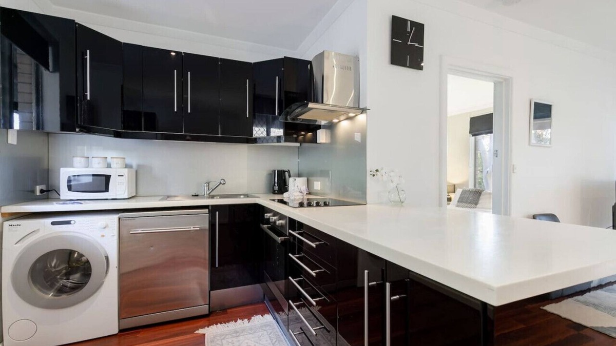 Osborne Park Apartment | Lovely 1 bedroom unit with free parking! Free WIFI