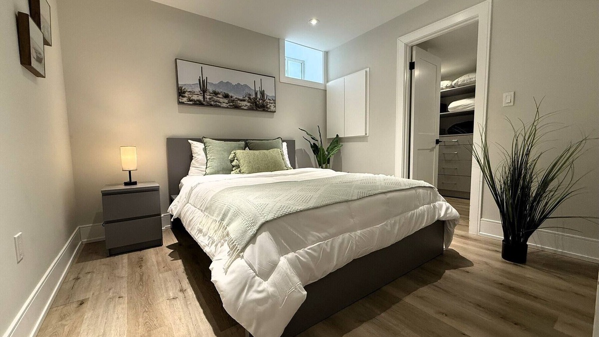 Beaconsfield Village House | Lovely 1-Bedroom New Apartment Downtown