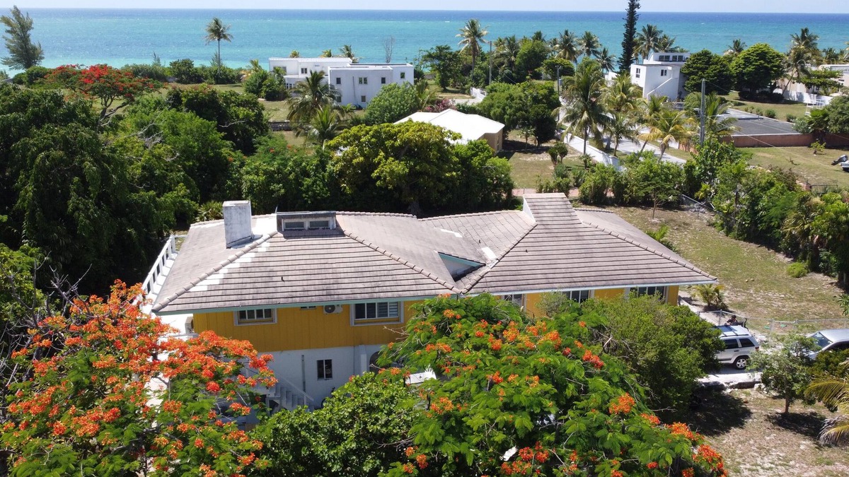 Discovery Bay Apartment | Lovely 1 bedroom, steps from the beach, car available