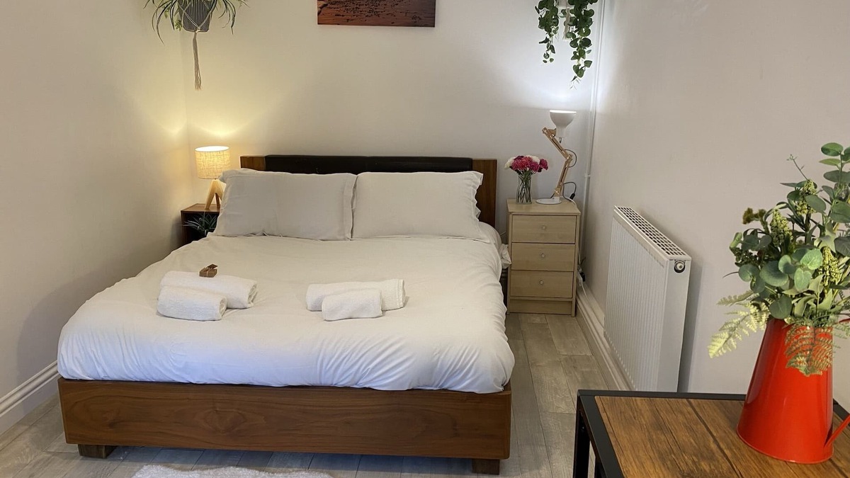 Bracknell Apartment | Lovely 1 bedroom, with parking & patio, 5 min walk from Lexicon & Train Station