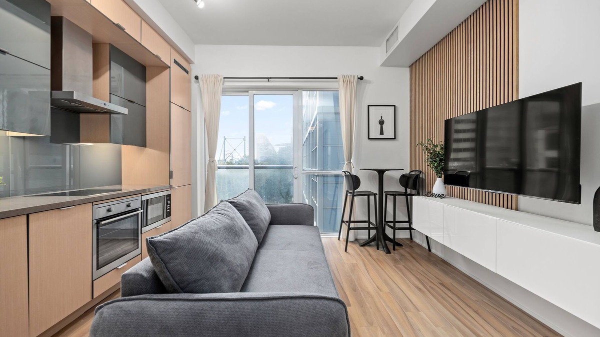 Toronto Entertainment District Condo | Lovely 1 BR Suite + Gym + Pool, MTCC, CN Tower