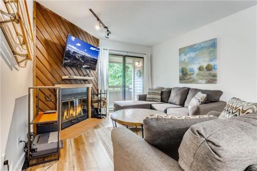 Peak 8 House | Lovely 2 BDR Condo Close to Skiing and Main St