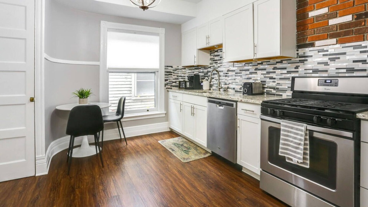 Buffalo Apartment | Lovely 2 Bdrm Apartment on Bidwell Pkwy off Elmwood - 2nd Floor