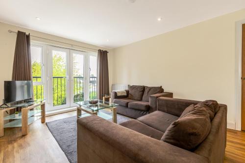 Stanwell Apartment | Lovely 2-Bed, 2-Bath Apt 5 Mins from Heathrow