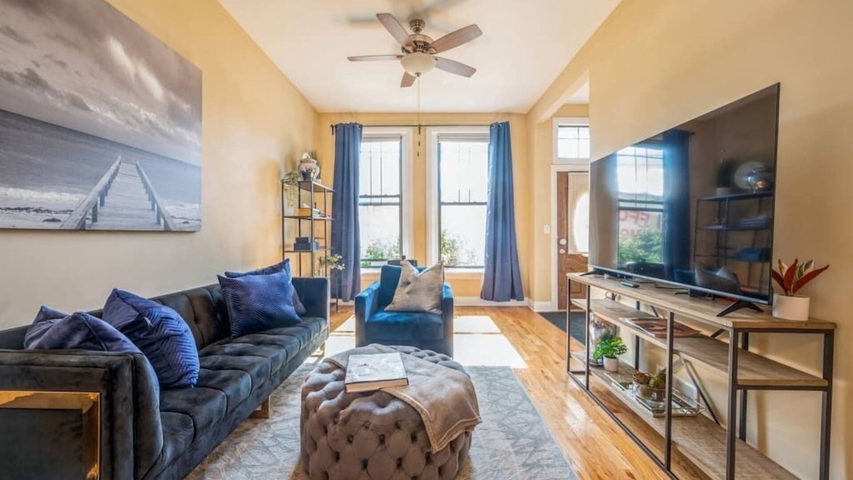 Lower West Side Apartment | Lovely 2 Bed. 3 Miles from DT w/Free Parking