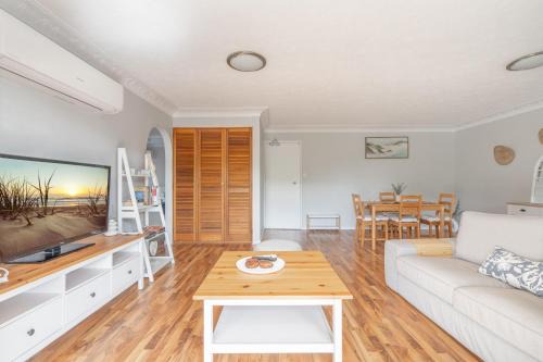 Nundah Apartment | Lovely 2-Bed by Oxenham Park Transport & Shops