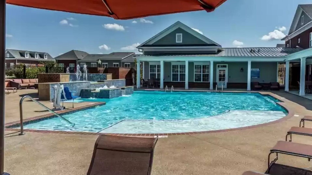 Collierville Apartment | Lovely 2 Bedroom 2 Bath and 1 Car Garage with Pool