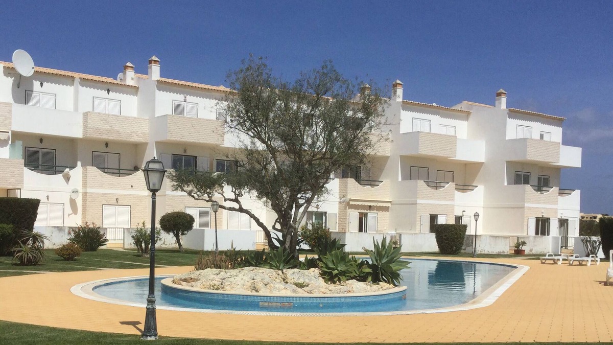 Alvor Apartment | Lovely 2 Bedroom Apartment in Alvor with Shared Pool close to Town and Beach