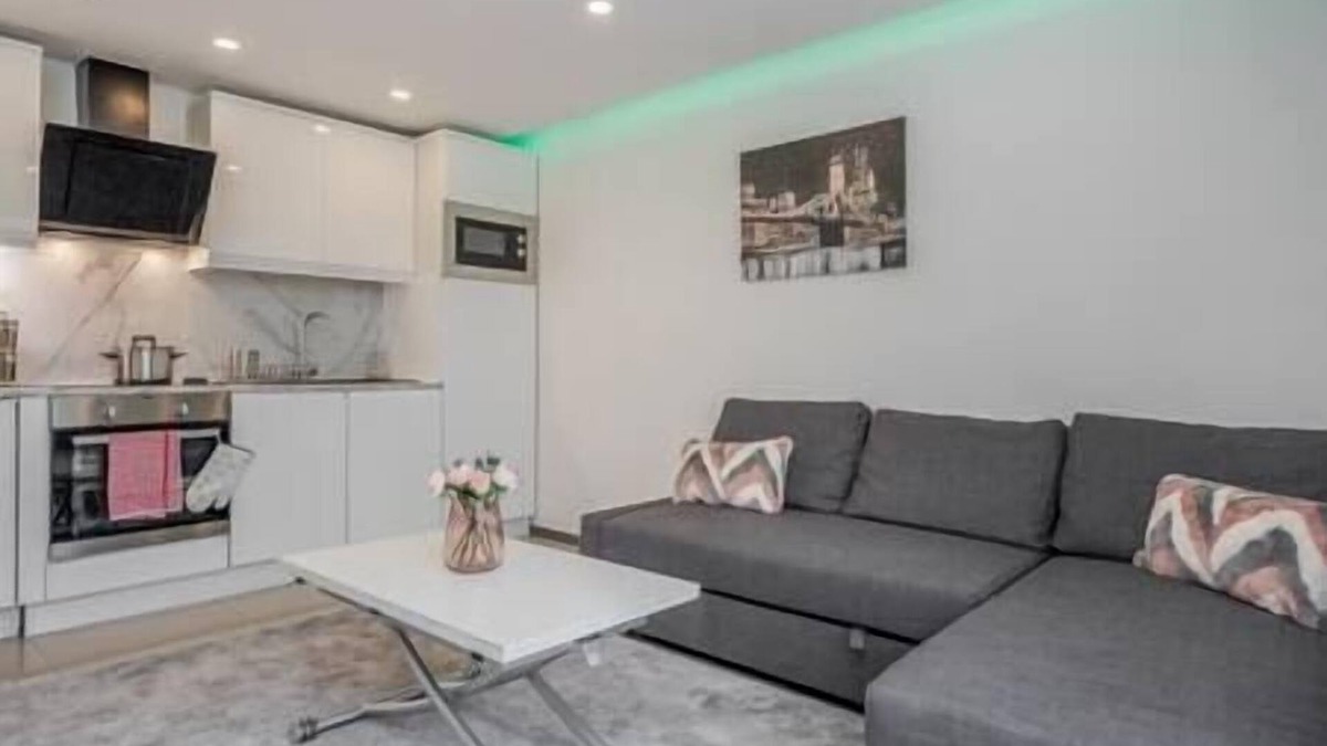 Mapesbury Apartment | Lovely 2-Bedroom Condo With Balcony and Park View