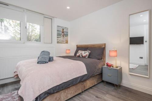 Mapesbury Apartment | Lovely 2-Bedroom Condo With Balcony and Park View