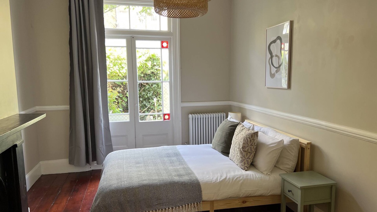 Thurlow Park Apartment | Lovely 2 bedroom flat with garden and parking