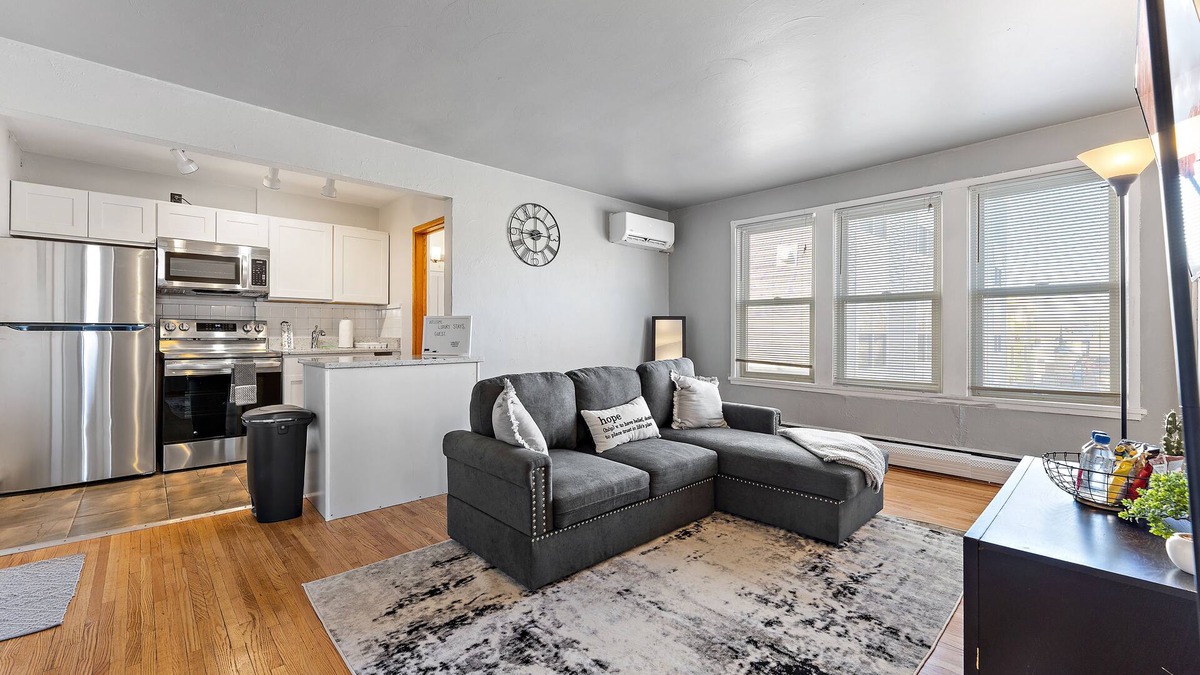 Union Park Apartment | Lovely 2 Bedroom Rental Blocks Away From Allianz!