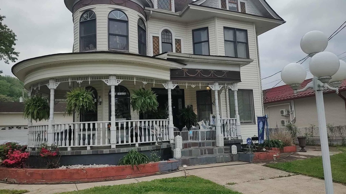 Paintsville Apartment | Lovely 2 Bedroom Unit with Free Parking