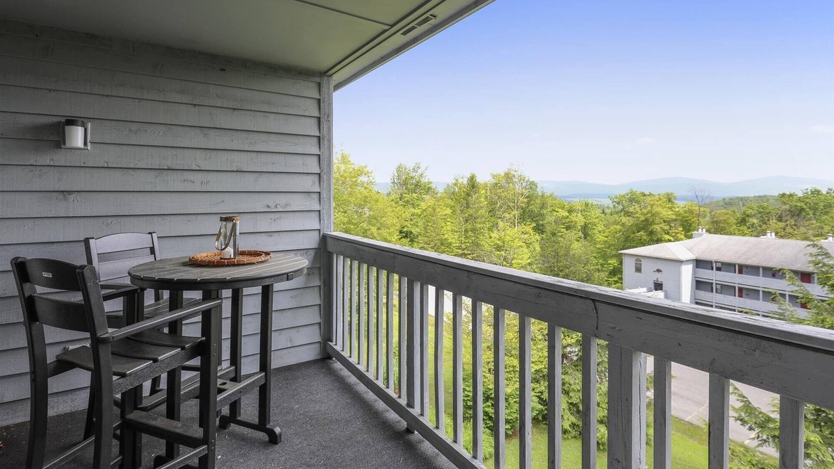 Davis Condo | Lovely 2 bedroom condominium offers a spectacular view for a great price.