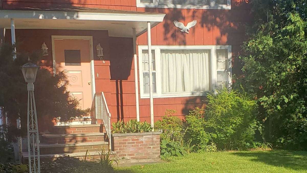 East Syracuse Apartment | Lovely 2 Bedroom Upper Apartment. Centrally located. Only min to RT 690 and 81.