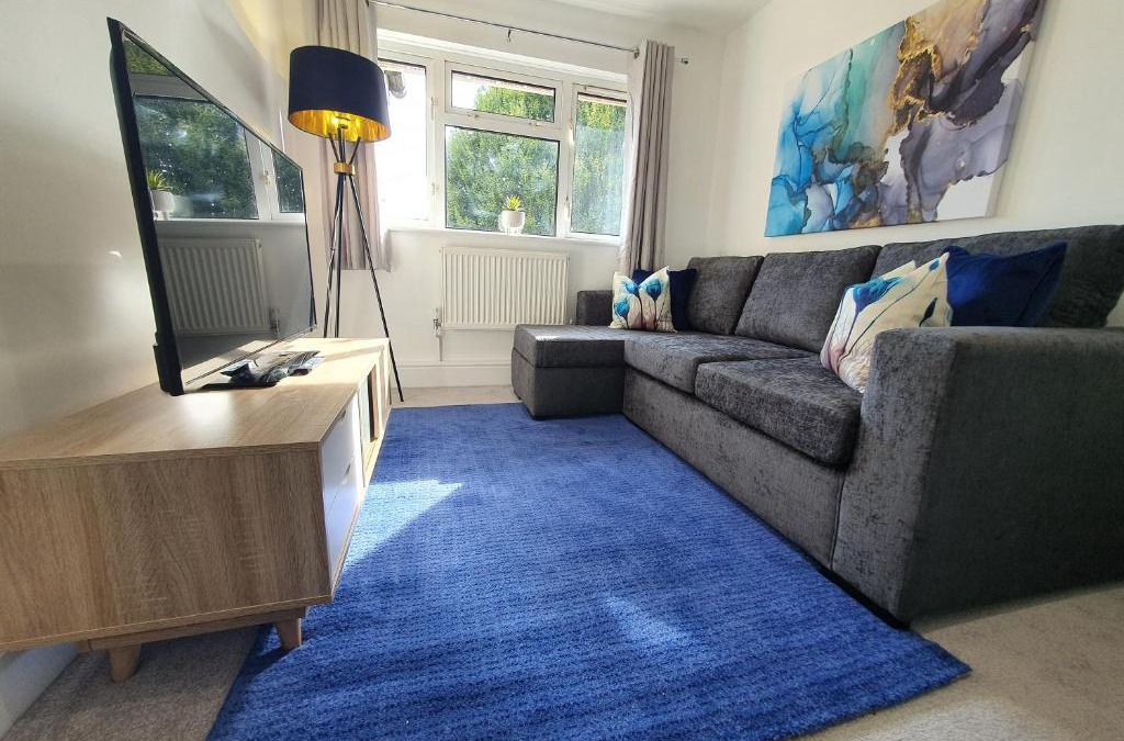 Biggleswade Apartment | Lovely 2 - Cozy Retreat Modern 2-Bedroom Flat in Bedfordshire with Fully-Equipped Kitchen and Relaxing Living Space