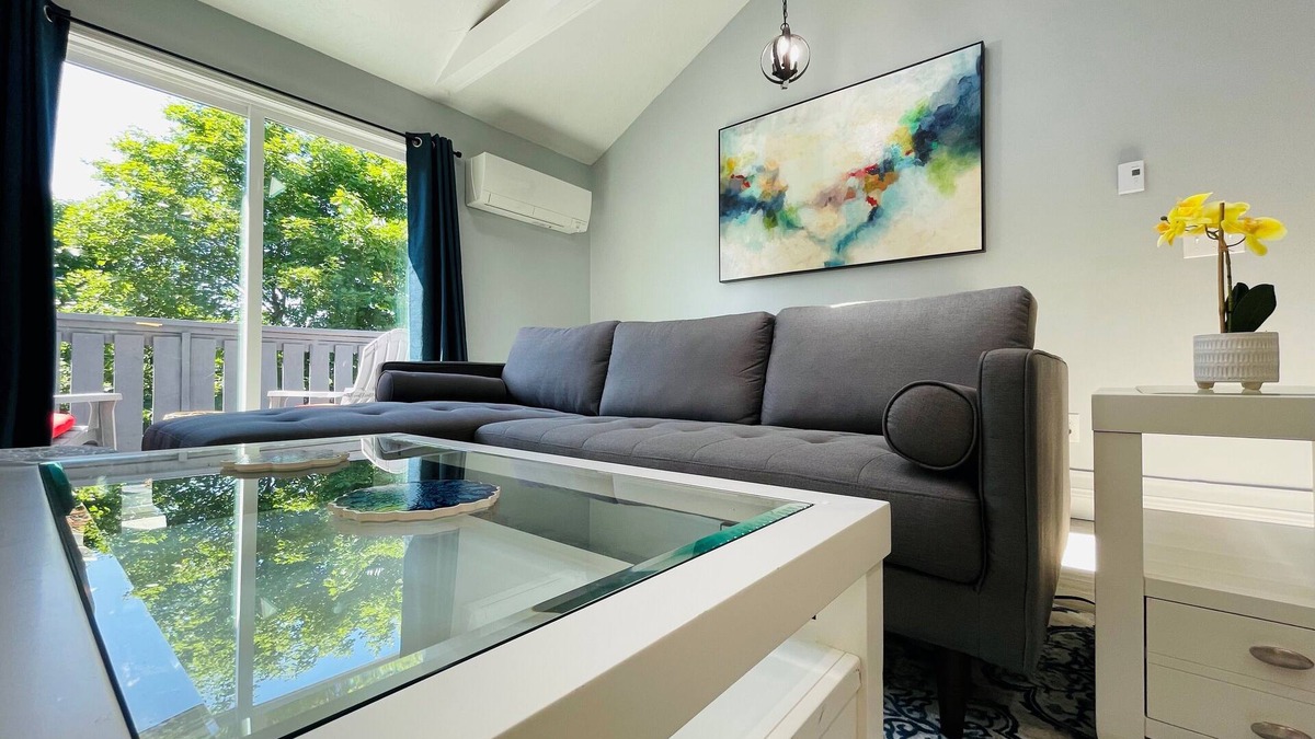 Worcester House | Lovely 2BD with Skylight Near Hospitals, Free Parking