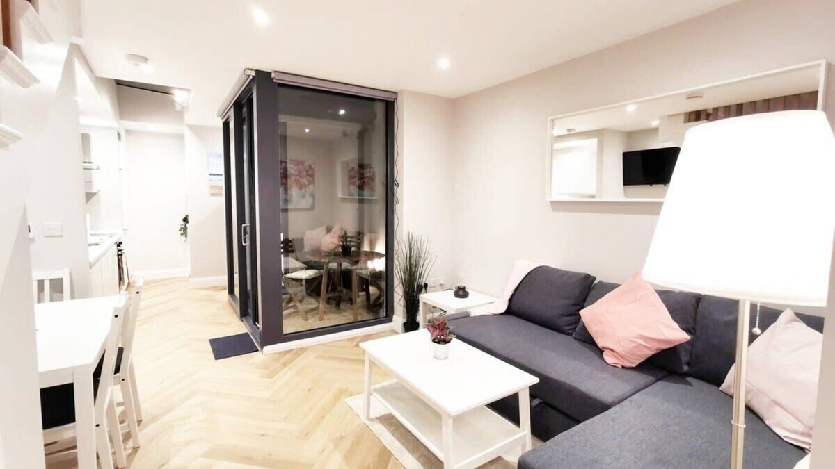 Portobello House | Lovely 2bed HOUSE with patio & fast reliable WIFI