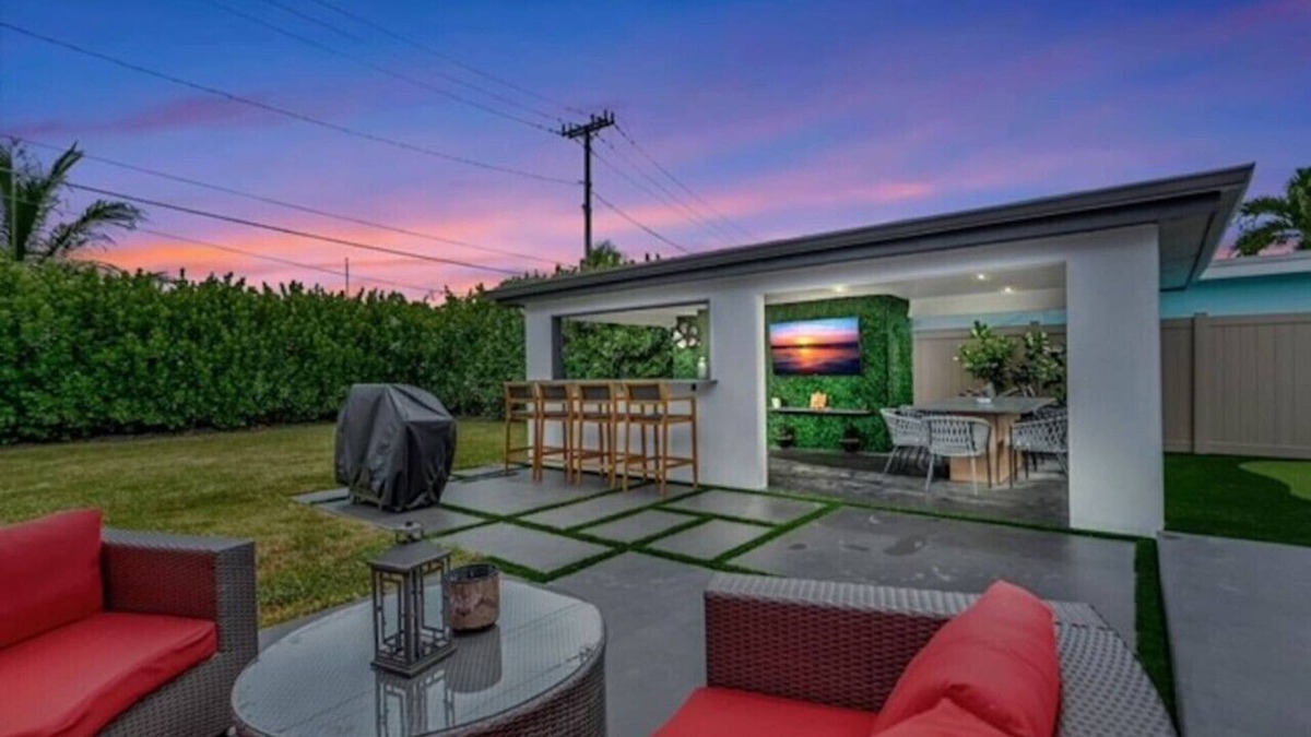 Lake Ridge House | Lovely 2BR 2BA Modern Flat w/Vibrant Backyard