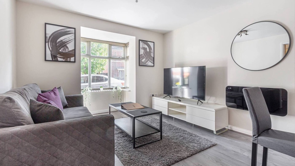 Redditch Apartment | Lovely 2BR Apt in the Heart of Redditch