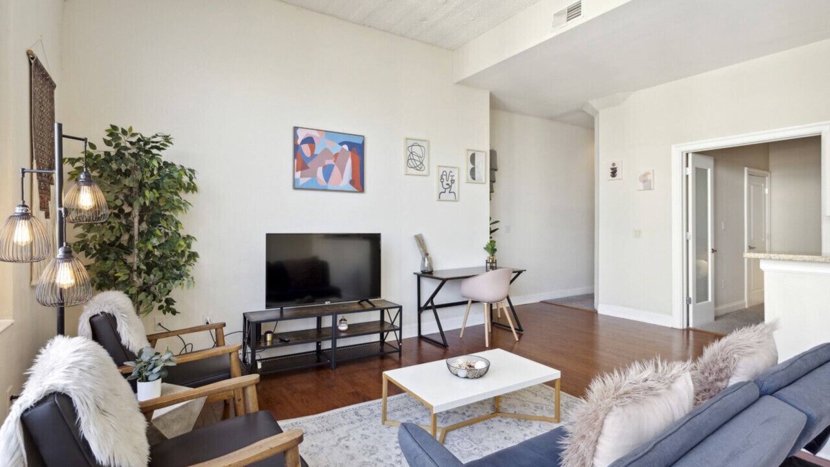 West Poplar Apartment | Lovely 2BR + Gym + Free Parking | Newbold Apt