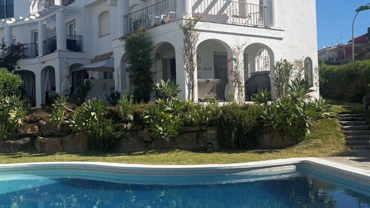 Manilva Villa | Lovely 3 bed 3 bath end villa with pool and beautiful port in Duquesa