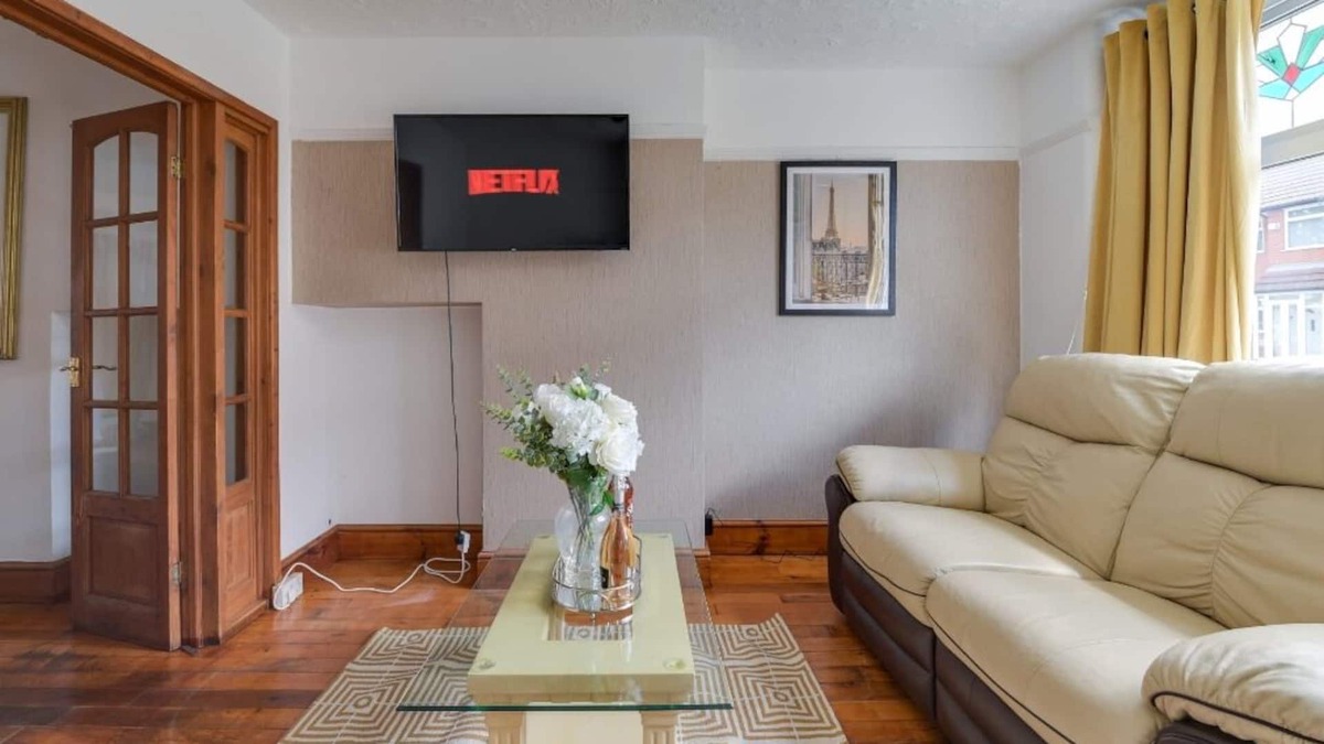 Middleton Apartment | Lovely 3-Bed Apartment in Manchester