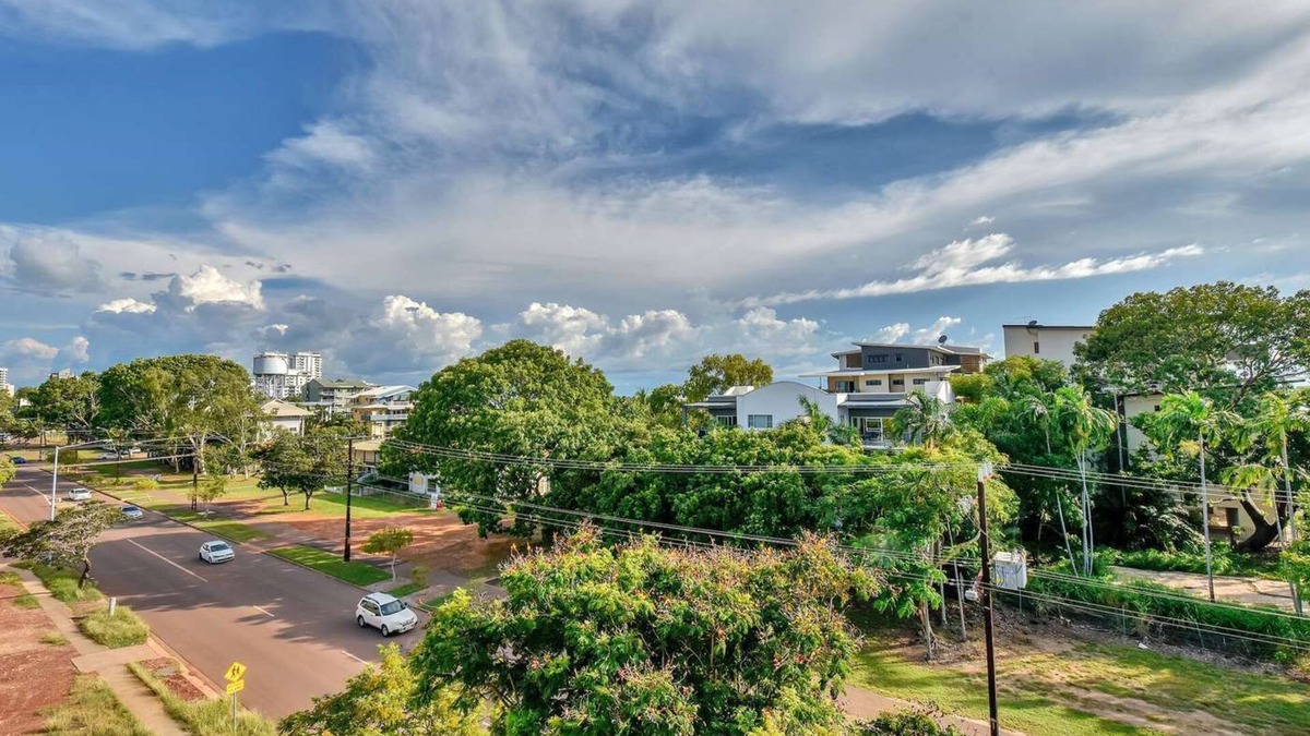 Cullen Bay Apartment | Lovely 3 bedroom apartment in the city