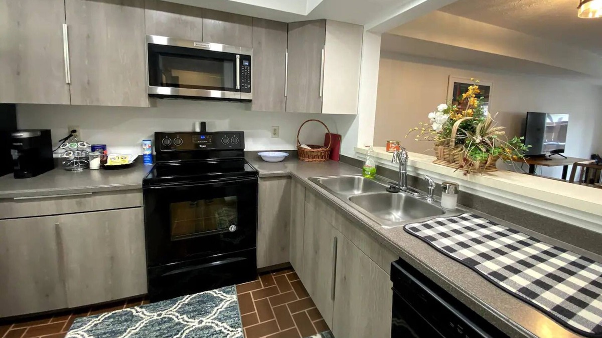 Moraine House | Lovely 3 Bedroom Condo in Centerville!