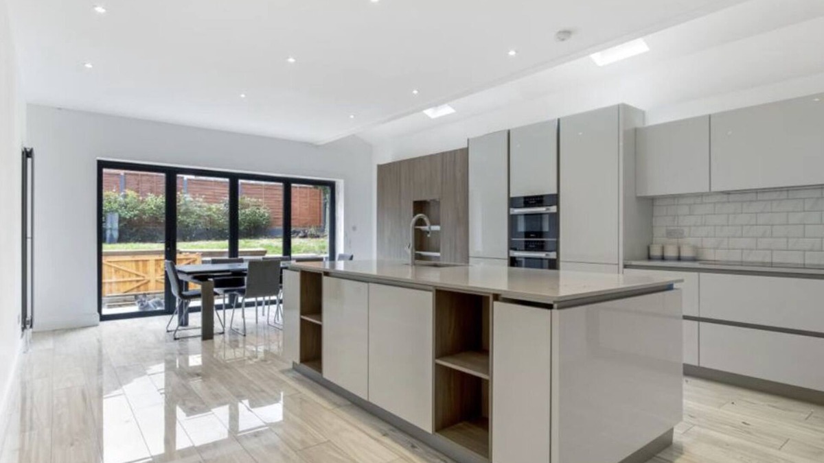 Southgate House | Lovely 3 bedroom newly refurbished property with a garden and parking