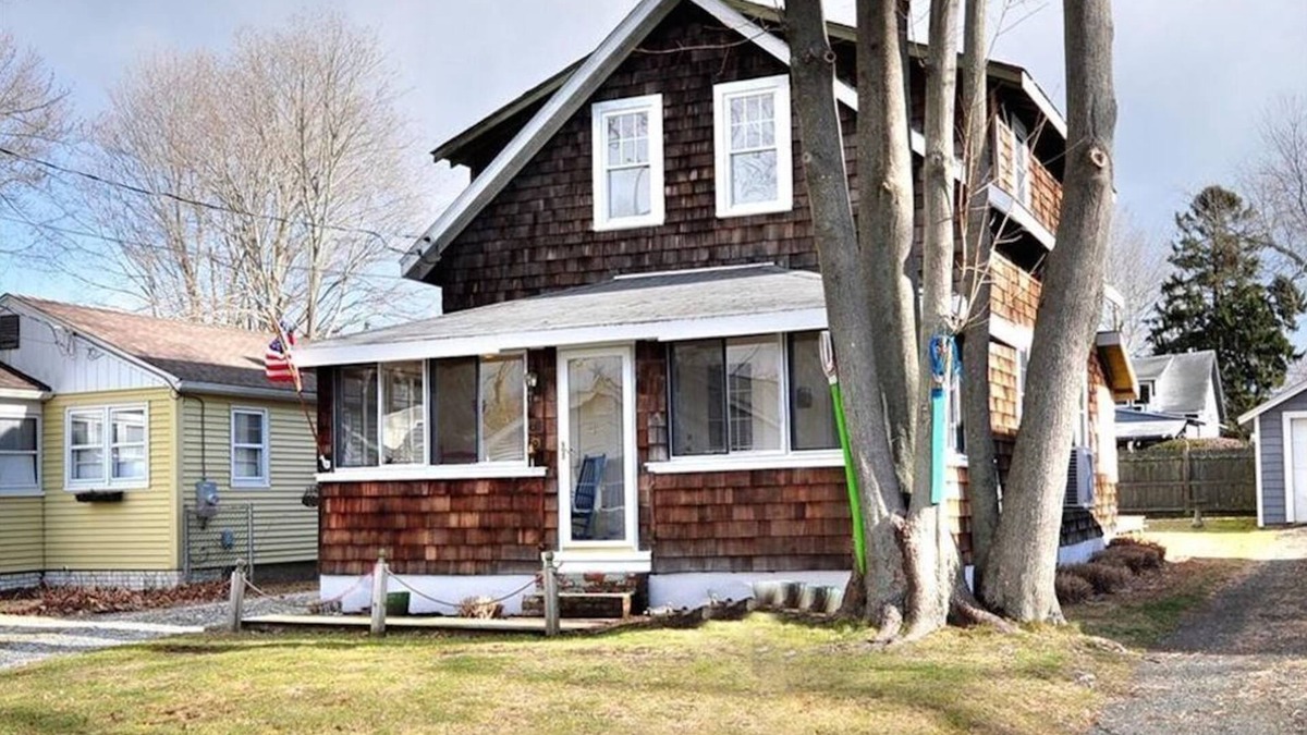 Saybrook Manor House | Lovely 3 BR Beach house with beach just a 1 block walk away