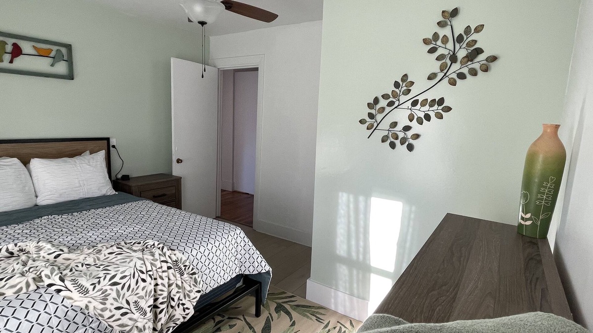 Ipswich House | Lovely 3Br with free parking/King bed and patio-5 min from beach