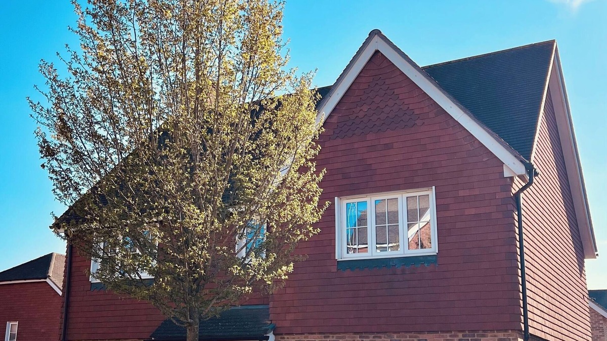 Horley House | Lovely 4 bedroom home with a study