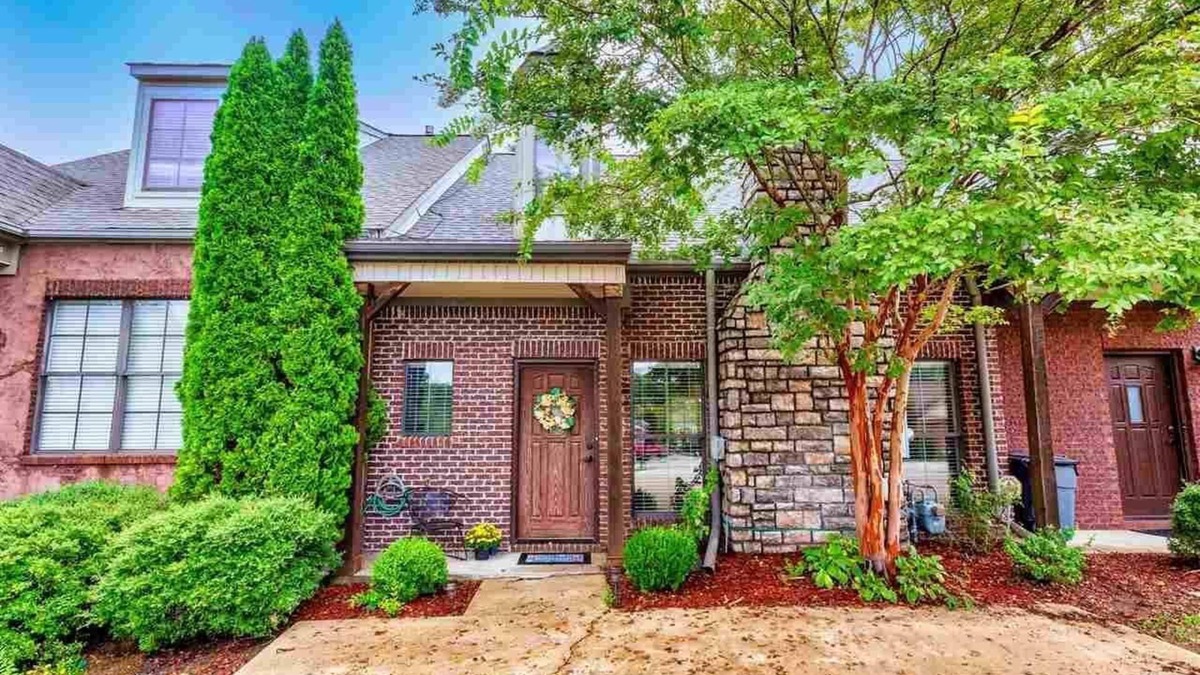 Hoover House | Lovely 4 bedroomTownhome - central to RTJ Golf and Hoover Met