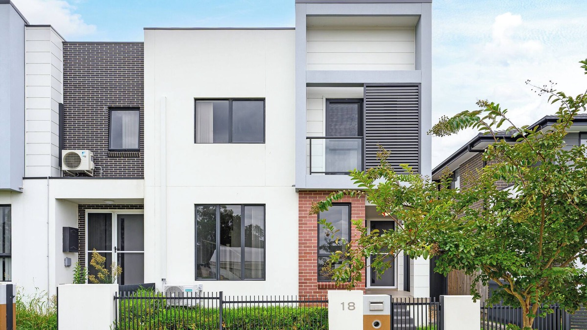 Austral House | Lovely 4BR Austral Retreat Close to Station For 10 Guests