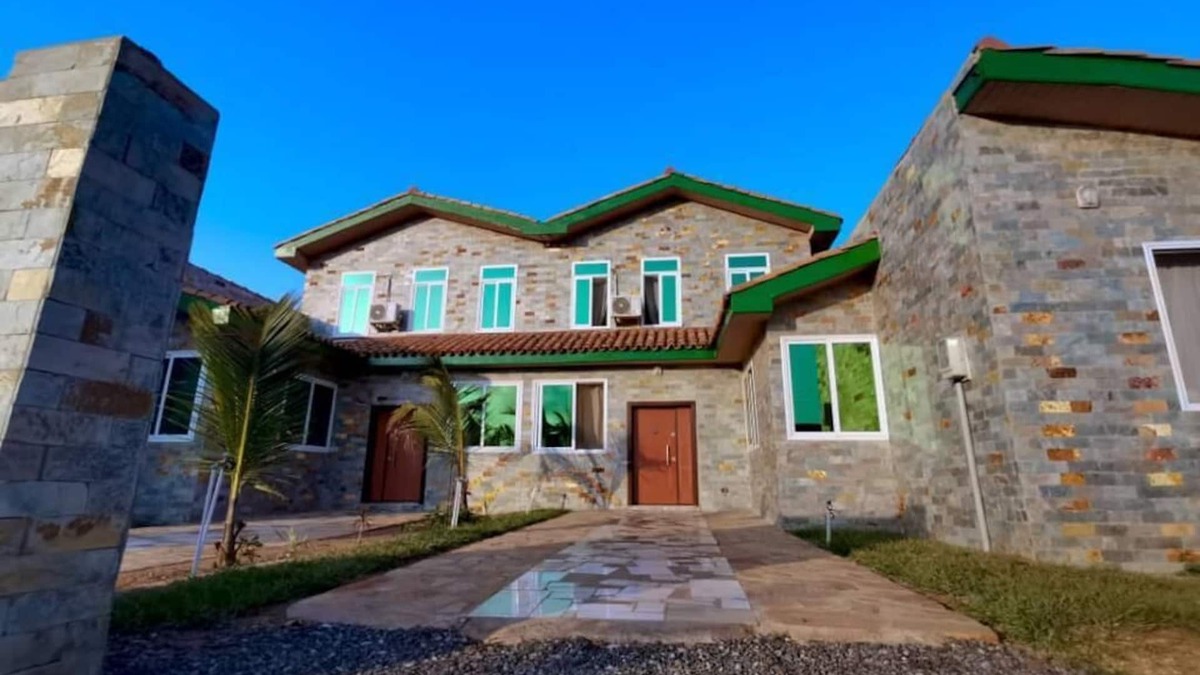 Prampram Resort | Lovely 6 bedroom house with a private swimming pool.